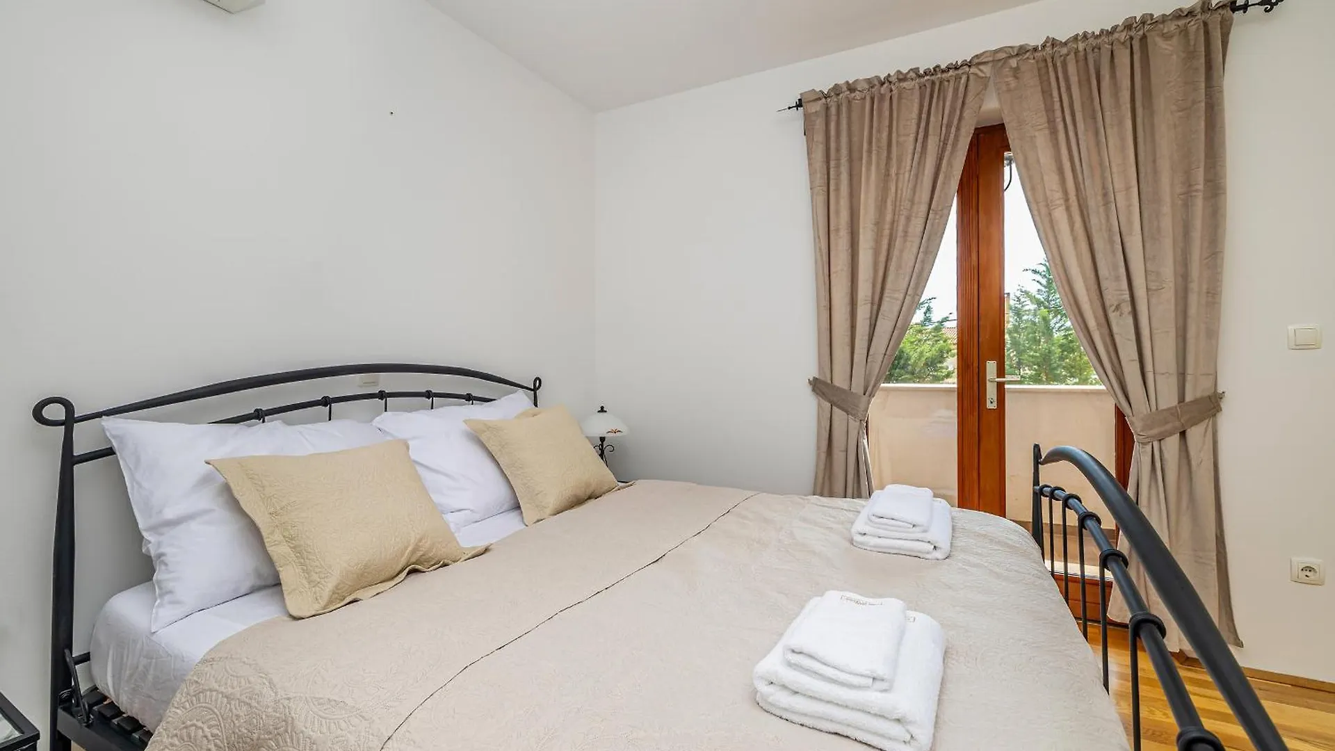 Holiday House Casa Di Bronzo With Private Pool Vrh  0*, Vrh (Krk)